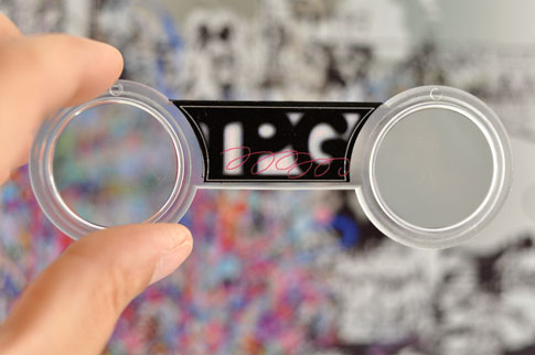 holdingglasses_485